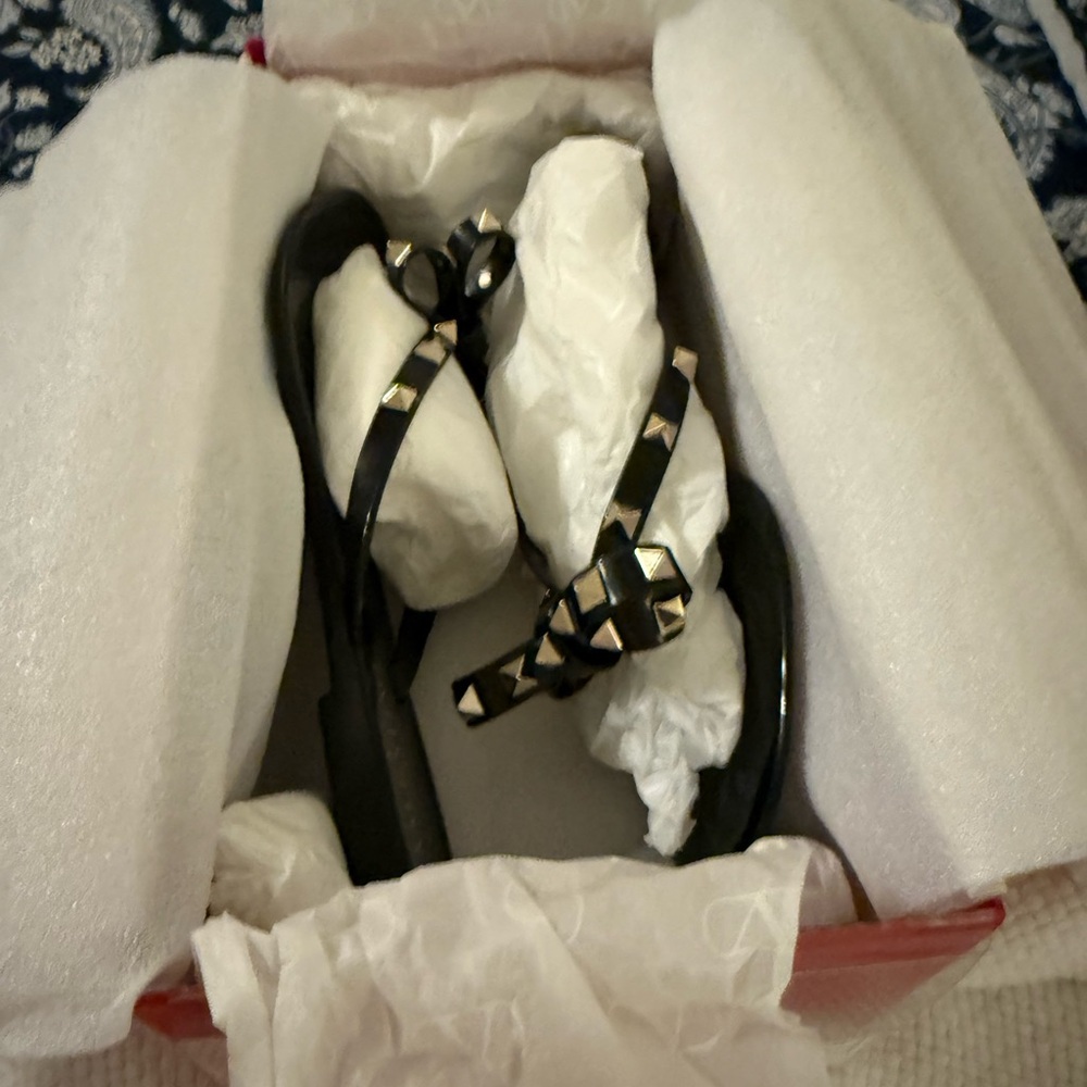 Valentino Garavani Black Rockstud Bow Tie Detail Flip Flop Sandals - Picture 7 of 9